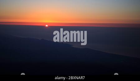 Alba - suggestiva luce magenta con nuvole e primo giorno di luce nel cielo Foto Stock