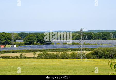 Pannello solare fattoria accanto a Arlington Reservoir vicino Eastbourne East Sussex UK Sussex UK fotografia presa da Simon Dack Foto Stock