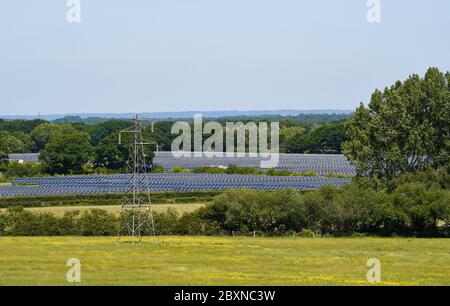 Pannello solare fattoria accanto a Arlington Reservoir vicino Eastbourne East Sussex UK Sussex UK fotografia presa da Simon Dack Foto Stock