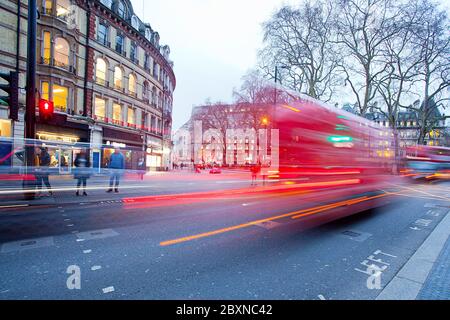 Lenti sentieri di luce otturatore a Londra Foto Stock
