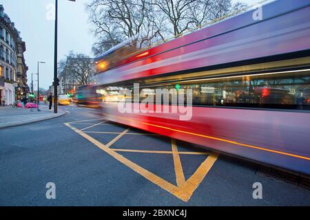 Lenti sentieri di luce otturatore a Londra Foto Stock