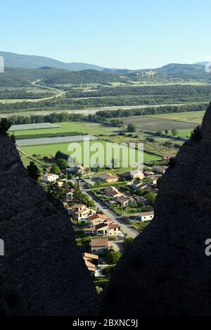 Vista sulla valle della Durance attraverso le formazioni rocciose conosciute come i Penitenti di Mées Les Mées Alpes-de-Haute-Provence Provence Provence France Foto Stock