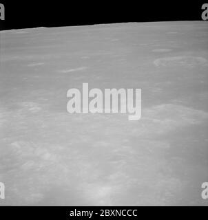 AS11-41-6109 - Apollo 11 - immagine missione Apollo 11 - parziale al 80 e il Maskelyne A Crater; ambito e contenuto: Il database originale descrive questo come: Descrizione: Vista della Luna, Partial Target of Opportunity (TO) 80, Maskelyne A Crater. A 80 sono forti depressioni irregolari, gobbi e piccole colline affilate, ad ovest del Cratere Lubbock e a nord di Gutenberg G; Confronto cratere, Censorinus H, T, J e Torricelli e Torricelli B. questa immagine fa parte di una sequenza obliqua di immagini dall'aspetto occidentale, prelevate dal modulo di comando e assistenza (CSM), mentre si è percorso a circa 60 miglia nautiche (NM) Foto Stock