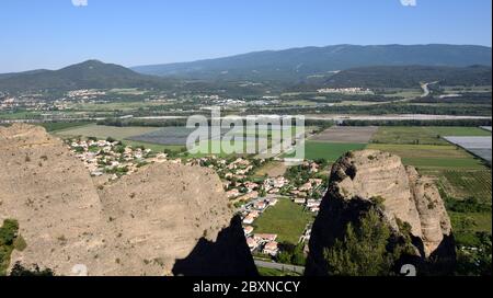 Vista sulla valle della Durance attraverso le formazioni rocciose conosciute come i Penitenti di Mées Les Mées Alpes-de-Haute-Provence Provence Provence France Foto Stock