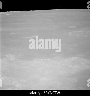 AS11-41-6110 - Apollo 11 - immagine missione Apollo 11 - parziale AL 80; ambito e contenuto: Il database originale descrive questo come: Descrizione: Vista della Luna,Target parziale di opportunità (TO) 80. A 80 è forte depressioni irregolari, gobbi e piccole colline affilate, ad ovest del Cratere Lubbock e a nord di Gutenberg G; Confronto cratere, Censorinus H,T,J e Torricelli e Torricelli B. questa immagine fa parte di una sequenza obliqua di immagini dall'aspetto occidentale, prelevata dal modulo di comando e servizio (CSM), mentre ha percorso circa 60 miglia nautiche (NM) di altitudine orbitale sopra la Luna durante l'Apollo 11 Foto Stock