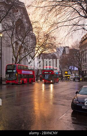 Wet Rainy Kingsway, Londra, Inghilterra Foto Stock