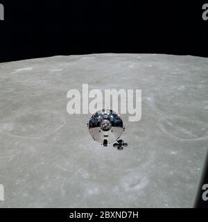 AS10-27-3873 - Apollo 10 - immagine missione Apollo 10 - modulo lunare, sequenza Flyby; ambito e contenuto: Il database originale descrive questo come: Descrizione: I moduli di comando e di servizio Apollo 10 (CSM) sono fotografati dal modulo lunare (LM) dopo la separazione CSM/LM in orbita lunare. Il CSM era circa 175 miglia di statuto ad est del Mare di Smyth ed era sopra il terreno accidentato che è tipico del farside lunare. La vista obliqua verso est della superficie lunare è centrata vicino a 105 gradi di longitudine est e 1 grado di latitudine nord. L'orizzonte è di circa 600 chilometri (374 miglia statutarie) Foto Stock