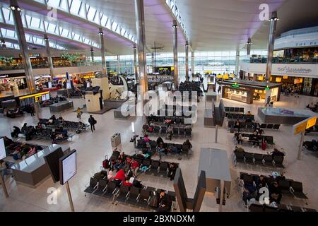 All'interno del terminal delle partenze dell'aeroporto di Heathrow, Londra, Regno Unito Foto Stock
