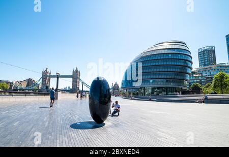 London South Bank con vista generale del Municipio e del Tower Bridge. Inghilterra, Regno Unito. Foto Stock