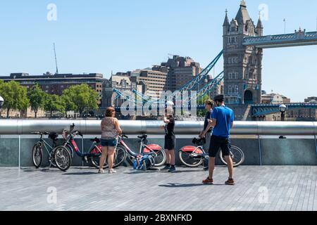 Un gruppo di famiglie che si gode una giornata sul Tamigi vicino a Tower Bridge, Londra, Regno Unito. Foto Stock
