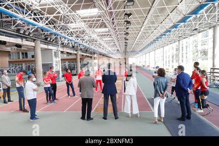 Madrid, Spagna. 8 Giugno 2020. Madrid, Spagna. 8 giugno 2020. Kings Felipe VI e Letizia parlano con atleti internazionali che si allenano nel modulo di atletica del Centro di prestazioni elevate (AUTO) di Madrid. Higher Sports Council (CSD) Credit: CORDON PRESS/Alamy Live News Foto Stock