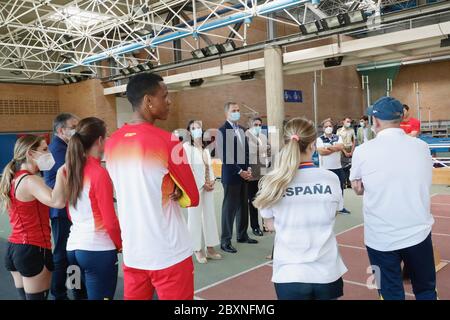 Madrid, Spagna. 8 Giugno 2020. Madrid, Spagna. 8 giugno 2020. Kings Felipe VI e Letizia parlano con atleti internazionali che si allenano nel modulo di atletica del Centro di prestazioni elevate (AUTO) di Madrid. Higher Sports Council (CSD) Credit: CORDON PRESS/Alamy Live News Foto Stock