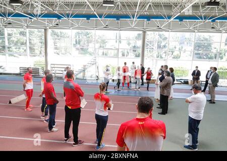 Madrid, Spagna. 8 Giugno 2020. Madrid, Spagna. 8 giugno 2020. Kings Felipe VI e Letizia parlano con atleti internazionali che si allenano nel modulo di atletica del Centro di prestazioni elevate (AUTO) di Madrid. Higher Sports Council (CSD) Credit: CORDON PRESS/Alamy Live News Foto Stock