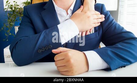 Immagine closeup di ufficiale che accetta la tangente e la mette in tasca. Concetto di corruzione in politica e governo Foto Stock