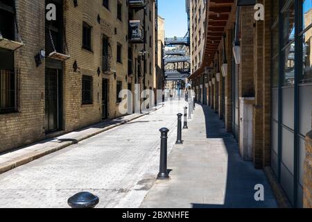 Vista sulla strada del Tamigi di Shad. Un up sviluppo di mercato sulla riva sud del molo vittoriano e magazzini in negozi e appartamenti. Londra.UK. Foto Stock