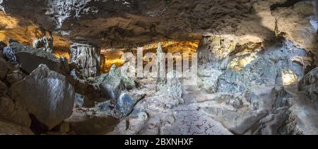 Panorama di enorme grotta nella baia di Halon, Vietnam in una giornata estiva Foto Stock