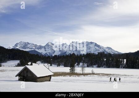 walker in cottage vicino al lago Geroldsee in inverno, prealpi bavaresi Foto Stock