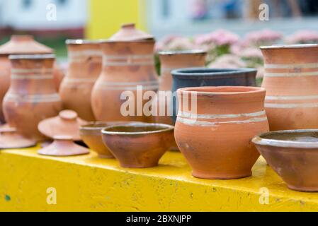 Diverse antiche creta marrone pentole di forme e dimensioni diverse, primo piano Foto Stock