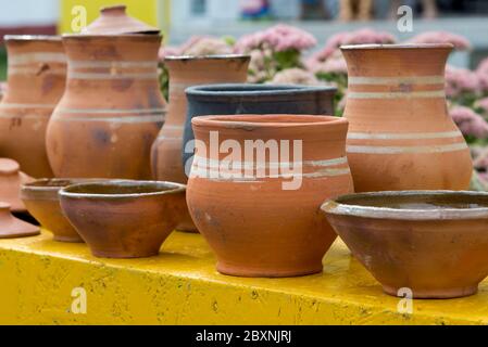 Diverse antiche creta marrone pentole di forme e dimensioni diverse, primo piano Foto Stock