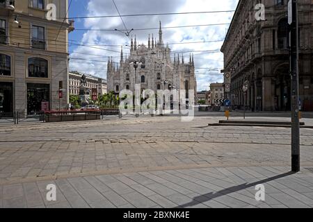 Il centro desertico della città con la Cattedrale del Duomo durante il blocco dovuto all'emergenza Covid-19, a Milano. Foto Stock