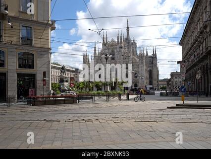 Il centro desertico della città con la Cattedrale del Duomo durante il blocco dovuto all'emergenza Covid-19, a Milano. Foto Stock