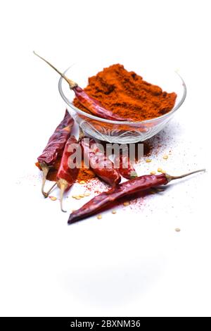 Peperoncino rosso indiano con polvere in una ciotola isolata su sfondo bianco Foto Stock