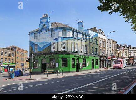 Il pub Marquis of Granby sul sistema a senso unico a New Cross Gate, Southast London UK. Incrocio tra New Cross Road (A2) e Lewisham Way A(20) Foto Stock