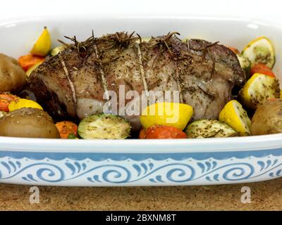 Un arrosto di agnello con verdure in una teglia da forno Foto Stock