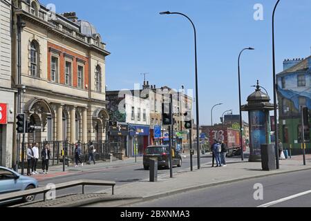 Il sistema stradale a senso unico a New Cross Gate, Southast London UK. Incrocio tra New Cross Road (A2) e Lewisham Way A(20) Foto Stock