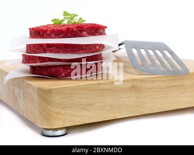 Gli hamburger isolato su un tagliere Foto Stock