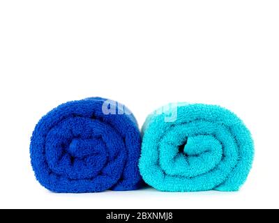 Gli asciugamani del bagno isolata contro uno sfondo bianco Foto Stock