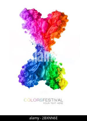 Festival dei colori. Inchiostro acrilico in acqua. Esplosione di acqua arcobaleno colorata vorticosa a forma di lettera X isolata su sfondo bianco con spazio per la copia. Foto Stock