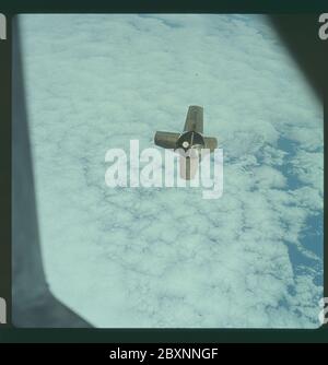 AS07-03-1527 - Apollo 7 - immagine missione Apollo 7, richiamo IVB Saturno durante le manovre di aggancio; scopo e contenuto: Il database originale descrive questo come: Descrizione: Apollo 7, secondo stadio, booster S-IVB durante le manovre di trasposizione e aggancio. Destinazione di aggancio visibile all'interno dei pannelli aperti dell'IVB Saturno. Terra sullo sfondo, cornice finestra visibile. Buona, bassa obliqua. Copertura nuvole: 95%%; immagine acquisita sulla rivoluzione 2. Dati della fotocamera: Hasselblad 500-C; obiettivo: Zeiss Planar,F/2.8,80mm; tipo di pellicola: Kodak SO-368,Ektachrome; filtro: Nessuno. Data del volo: 11-12 ottobre. 1968. Oggetto: Apollo 7 Flig Foto Stock