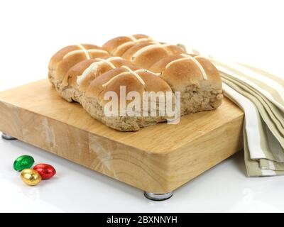 Hot Cross panini isolata contro uno sfondo bianco Foto Stock