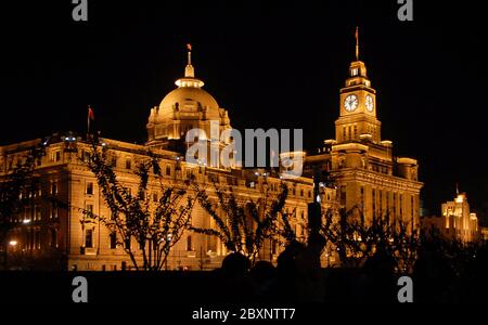 Il Bund a Shanghai, Cina. Il Bund è un'area di fronte al fiume nel centro di Shanghai con molti edifici storici dell'epoca delle concessioni. Foto Stock