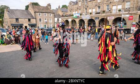 01.09.2018 Settle, North Yorkshire, UK la danza Morris è una forma di danza folcloristica inglese solitamente accompagnata da musica. Si basa sullo stepping ritmico Foto Stock