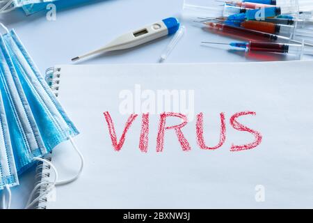 Il virus di iscrizione in lettere rosse. Il concetto di malattie virali e prevenzione. Foto Stock