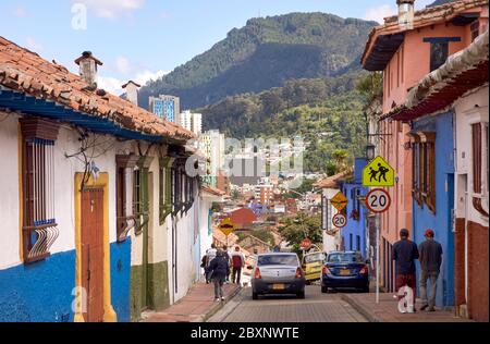 Vecchia strada con montagna a Bogotà Foto Stock