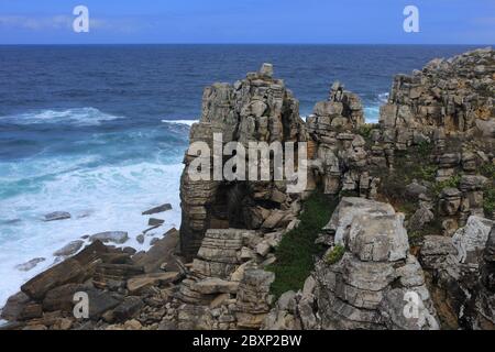 La costa frastagliata e l'Oceano Atlantico a Nau dos Corvos vicino a Capo Carvoeiro, Peniche, Leiria, Portogallo. Foto Stock