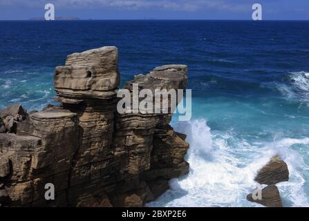 La costa frastagliata e l'Oceano Atlantico a Nau dos Corvos vicino a Capo Carvoeiro, Peniche, Leiria, Portogallo. Foto Stock