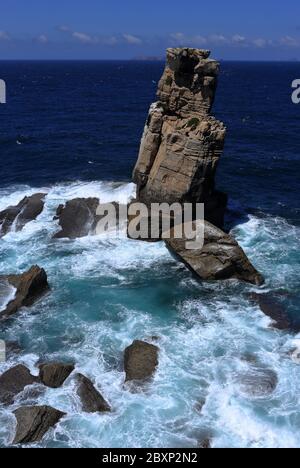 La costa frastagliata e l'Oceano Atlantico a Nau dos Corvos vicino a Capo Carvoeiro, Peniche, Leiria, Portogallo. Foto Stock