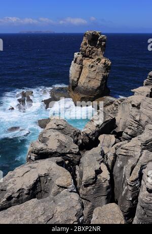 La costa frastagliata e l'Oceano Atlantico a Nau dos Corvos vicino a Capo Carvoeiro, Peniche, Leiria, Portogallo. Foto Stock