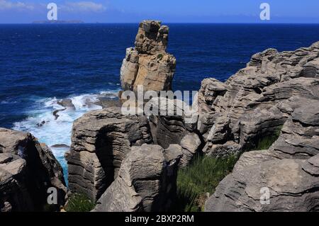 La costa frastagliata e l'Oceano Atlantico a Nau dos Corvos vicino a Capo Carvoeiro, Peniche, Leiria, Portogallo. Foto Stock