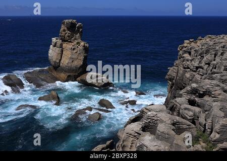 La costa frastagliata e l'Oceano Atlantico a Nau dos Corvos vicino a Capo Carvoeiro, Peniche, Leiria, Portogallo. Foto Stock