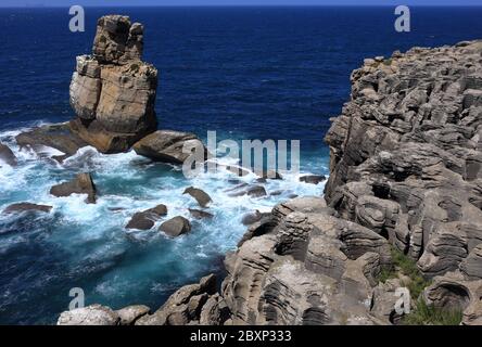 La costa frastagliata e l'Oceano Atlantico a Nau dos Corvos vicino a Capo Carvoeiro, Peniche, Leiria, Portogallo. Foto Stock