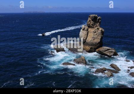 La costa frastagliata e l'Oceano Atlantico a Nau dos Corvos vicino a Capo Carvoeiro, Peniche, Leiria, Portogallo. Foto Stock