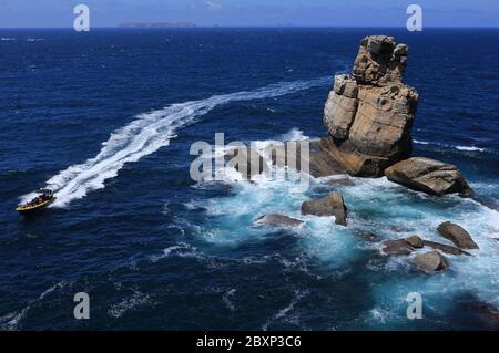 La costa frastagliata e l'Oceano Atlantico a Nau dos Corvos vicino a Capo Carvoeiro, Peniche, Leiria, Portogallo. Foto Stock