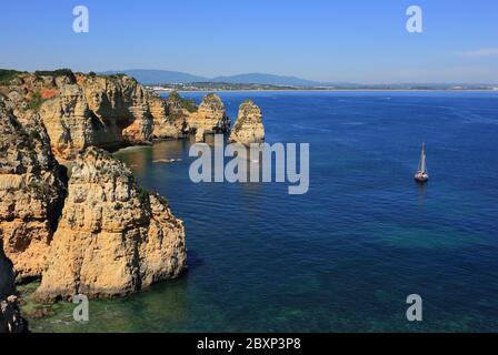 Portogallo, Regione Algarve, Lagos, Clifftop vista della bella costa deserta. Foto Stock