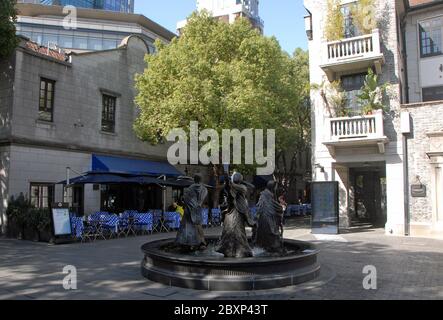 Xintiandi a Shanghai, Cina UNA piazza con fontana nella vecchia zona di Xintiandi a Shanghai, ora un quartiere dello shopping e del divertimento. Foto Stock