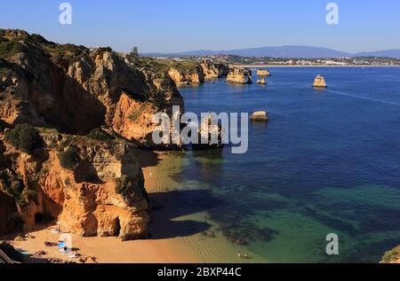 Portogallo, Regione Algarve, Lagos, Clifftop vista della bella costa deserta. Foto Stock